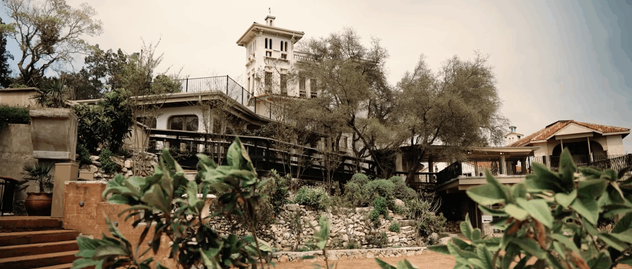 An exterior of a wedding venue in Dallas, TX.